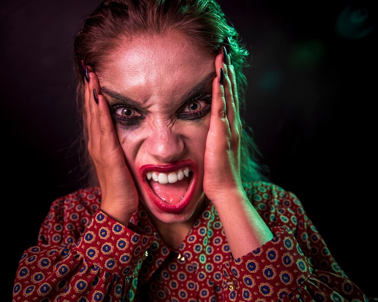 Foto grátis retrato de um personagem de horror maquiagem palhaço gritando