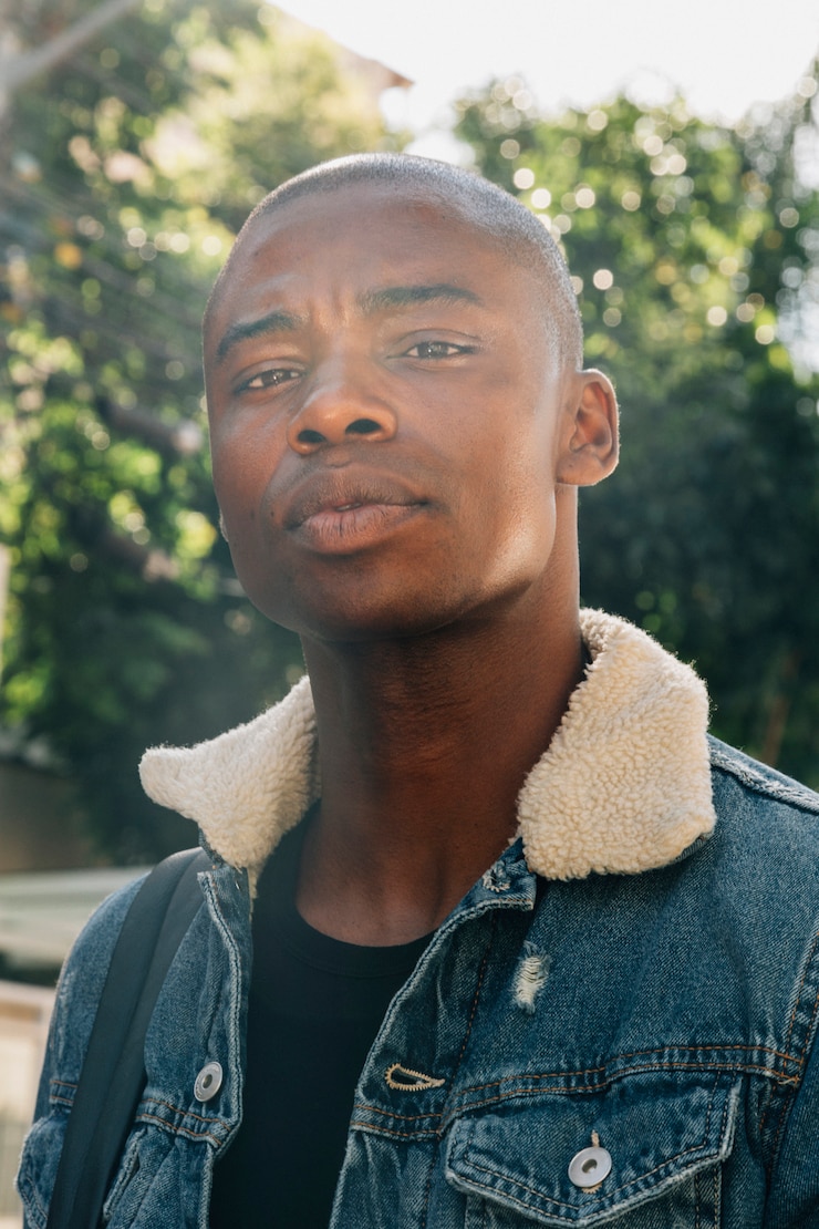 Foto grátis retrato, de, um, raspado, africano, homem jovem, olhando câmera