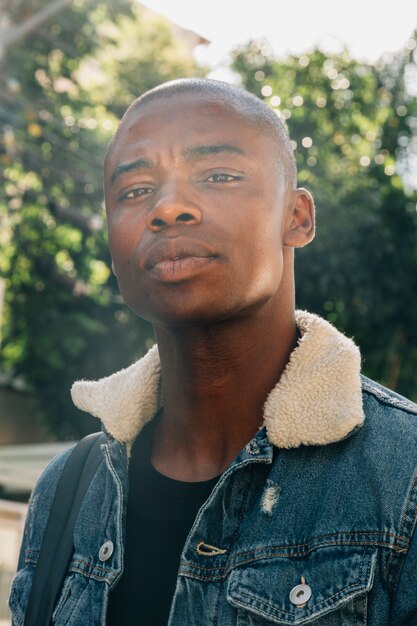 Retrato, de, um, raspado, africano, homem jovem, olhando câmera