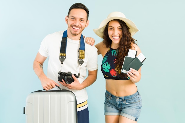 Retrato de um sorridente marido e mulher chegando em seu hotel de praia para sua lua de mel. Recém-casados e turistas em férias tropicais