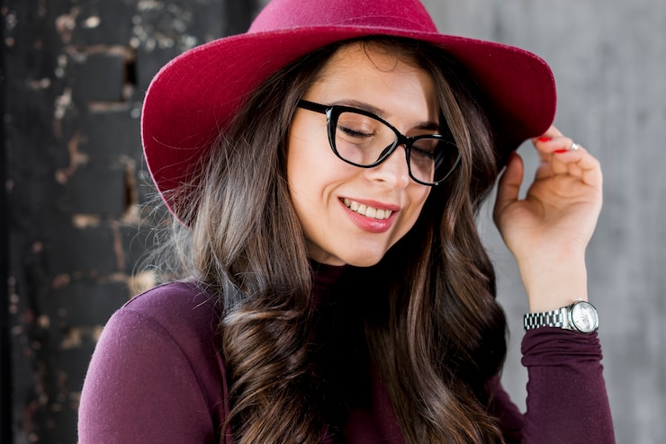 Foto grátis retrato, de, um, sorrindo, bonito, mulher jovem, com, chapéu cor-de-rosa, e, óculos pretos