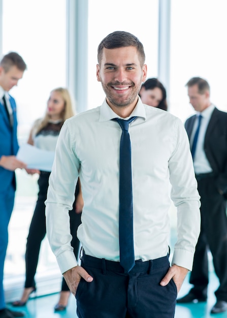 Retrato, de, um, sorrindo, homem negócios, olhando câmera