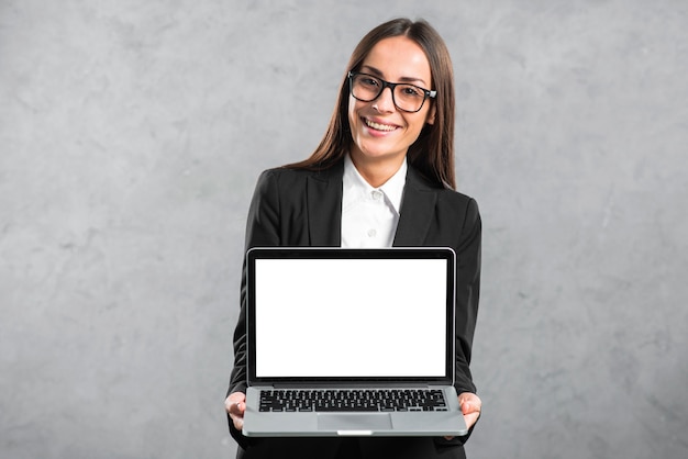 Retrato, de, um, sorrindo, jovem, executiva, mostrando, laptop, com, em branco, tela branca, exposição