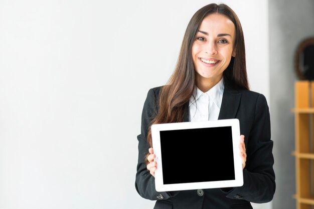 Retrato, de, um, sorrindo, jovem, executiva, mostrando, toque tela, tablete digital