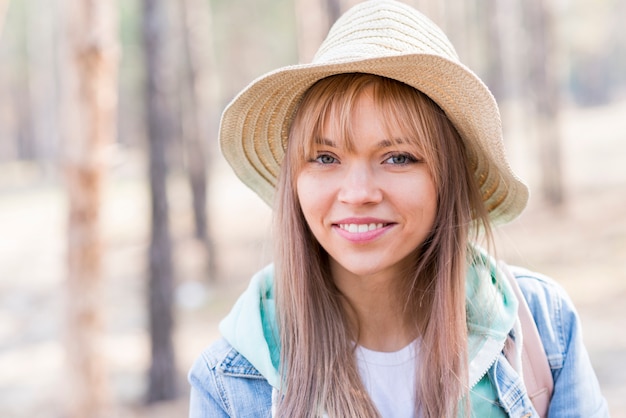 Retrato, de, um, sorrindo, jovem, femininas, turista, desgastar, chapéu, olhando câmera