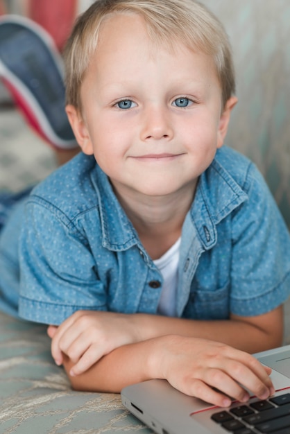 Retrato, de, um, sorrindo, loiro, menino, com, laptop