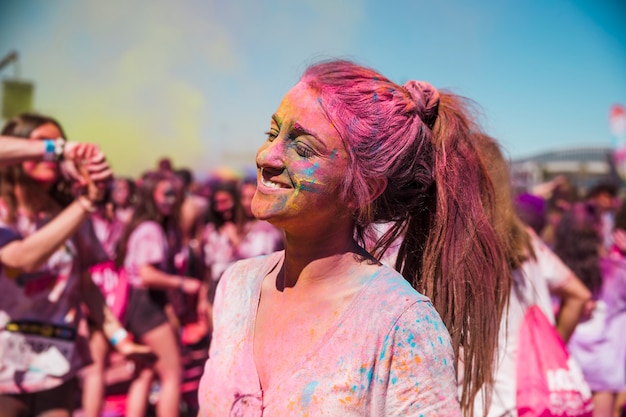 Retrato, de, um, sorrindo, mulher jovem, coberto, com, holi, cor