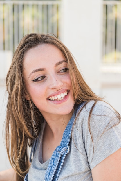 Retrato, de, um, sorrindo, mulher jovem, olhando