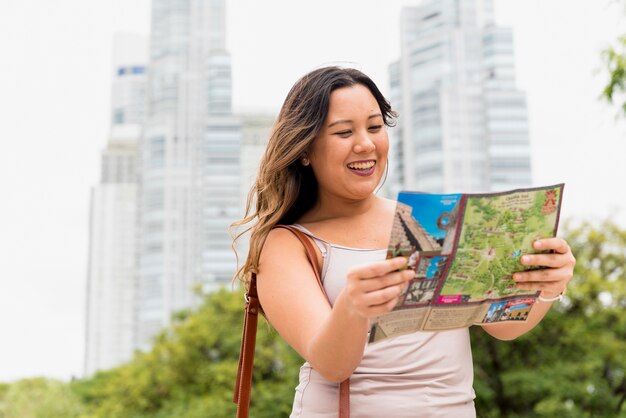 Retrato, de, um, sorrindo, mulher jovem, olhar, mapa cidade