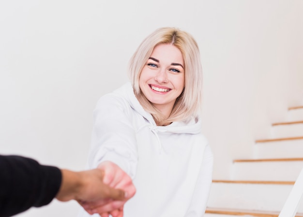 Retrato, de, um, sorrindo, mulher jovem, segurando mão, de, dela, namorado