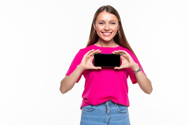 Retrato de um swoman alegre mostrando celular com tela em branco isolado