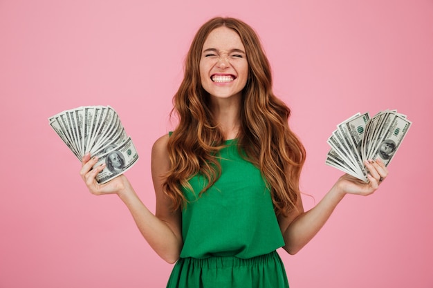 Retrato de um vencedor de mulher feliz satisfeito com cabelos longos