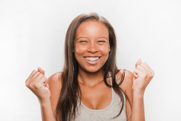 Foto grátis retrato de uma adolescente africana muito feliz