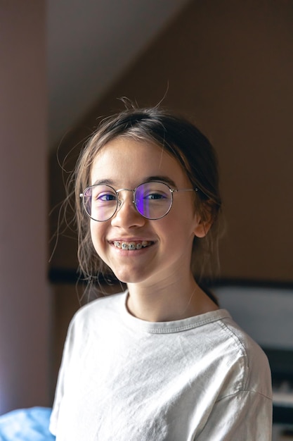 Retrato de uma adolescente com óculos e aparelho