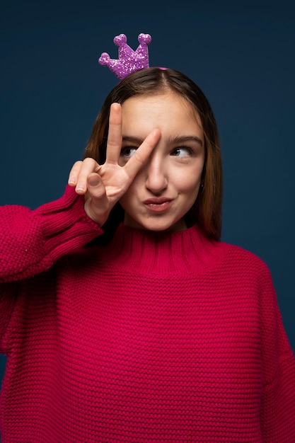 Retrato de uma adolescente mostrando o símbolo da paz