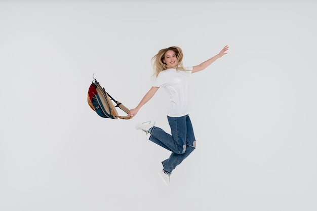 Retrato de uma adolescente pulando