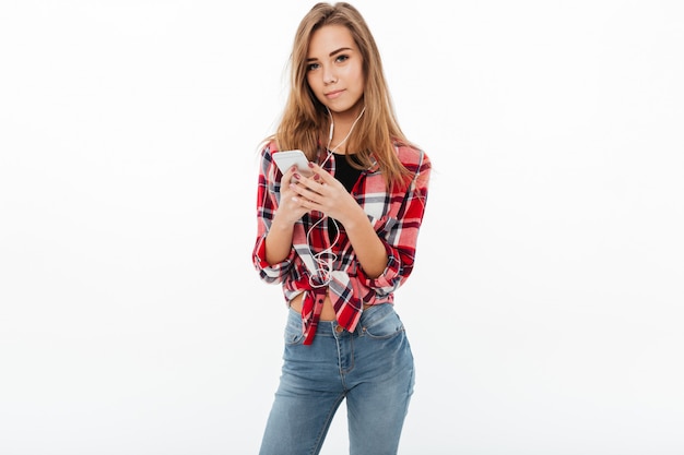 Retrato de uma adorável menina doce em camisa xadrez