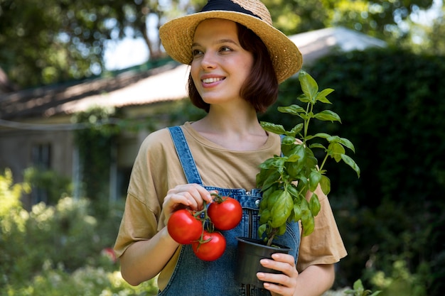 Foto grátis retrato de uma agricultora trabalhando sozinha em sua estufa