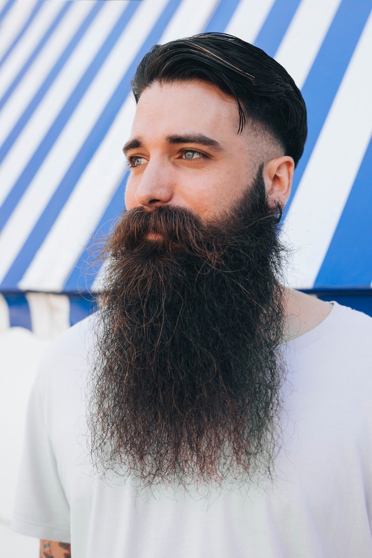 Foto grátis retrato de uma barba séria jovem olhando para longe
