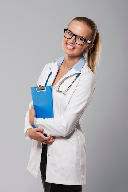 Foto grátis retrato de uma bela jovem médica