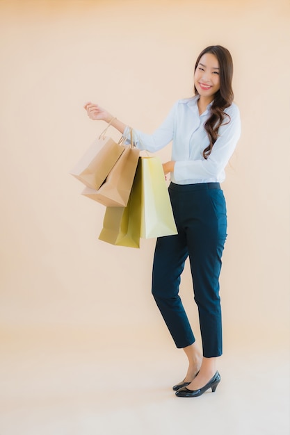 Retrato de uma bela jovem mulher asiática de negócios com muitas sacolas de compras no varejo e em loja de departamentos