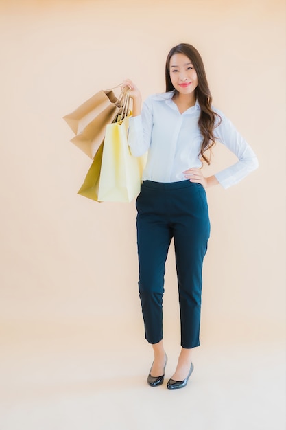 Retrato de uma bela jovem mulher asiática de negócios com muitas sacolas de compras no varejo e em loja de departamentos