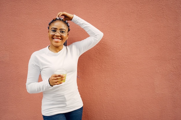 Retrato de uma bela mulher sorridente na cidade