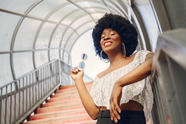 Retrato de uma bela mulher sorridente na cidade