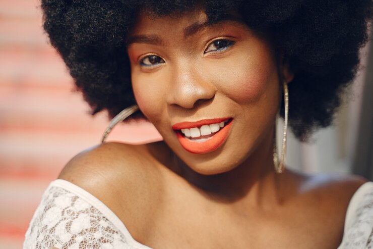 Foto grátis retrato de uma bela mulher sorridente na cidade
