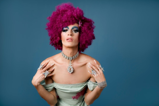 Foto grátis retrato de uma bela pessoa drag usando maquiagem e peruca