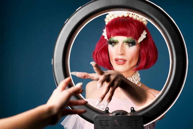 Foto grátis retrato de uma bela pessoa drag usando maquiagem e peruca