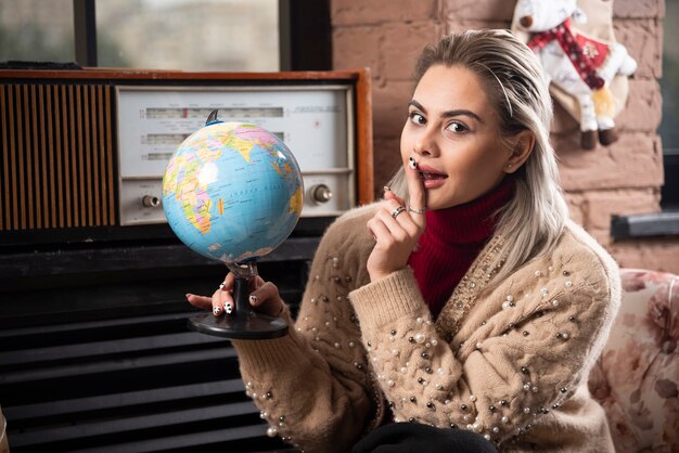 Retrato de uma bela senhora segurando um globo terrestre