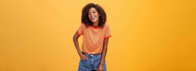 Foto grátis retrato de uma carismática e encantadora mulher afro-americana estilosa em shorts da moda