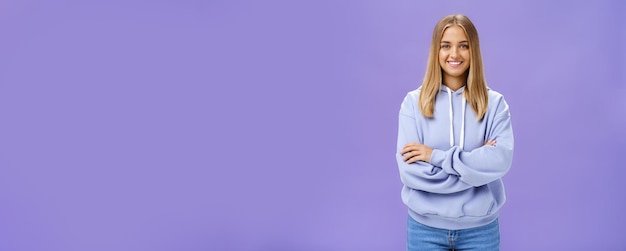 Foto grátis retrato de uma charmosa mulher europeia carismática com pele bronzeada em um moletom superdimensionado na moda