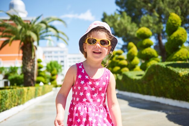 Retrato de uma criança feliz usando óculos escuros ao ar livre em dia de verão. Hotel de luxo Amara Dolce Vita. Recorrer. Tekirova-Kemer. Peru.