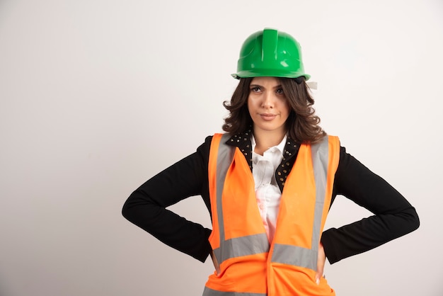 Foto grátis retrato de uma engenheira em branco