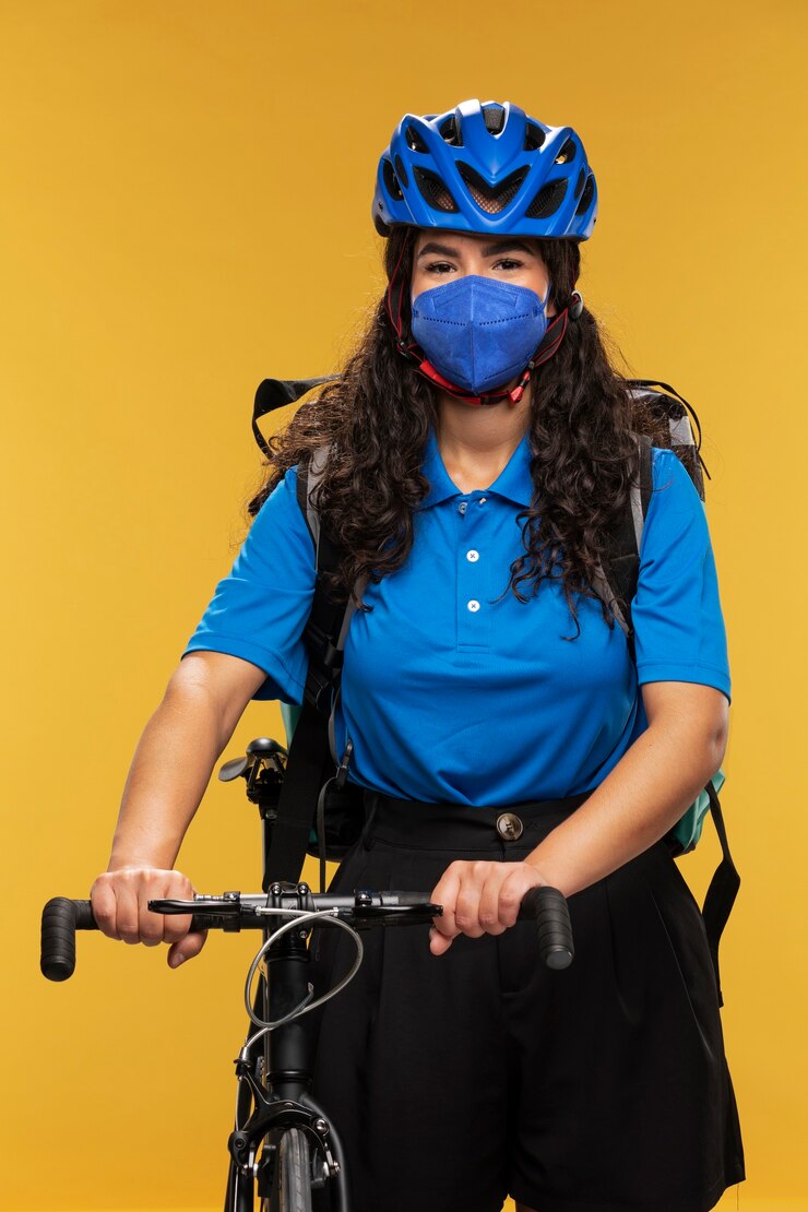 Foto grátis retrato de uma entregadora com bicicleta e mochila