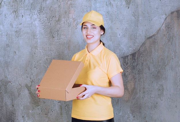 Retrato de uma entregadora segurando uma caixa de papelão