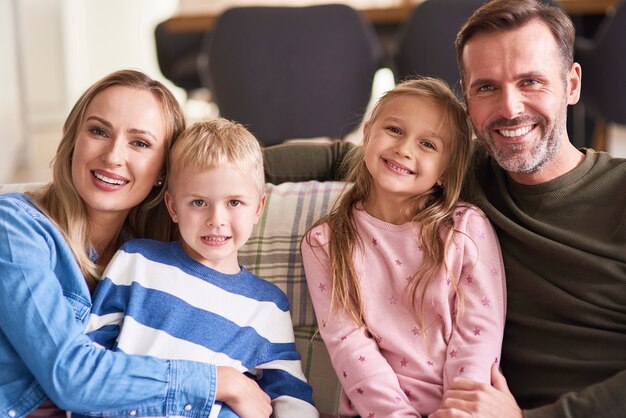 Retrato de uma família sorridente com dois filhos