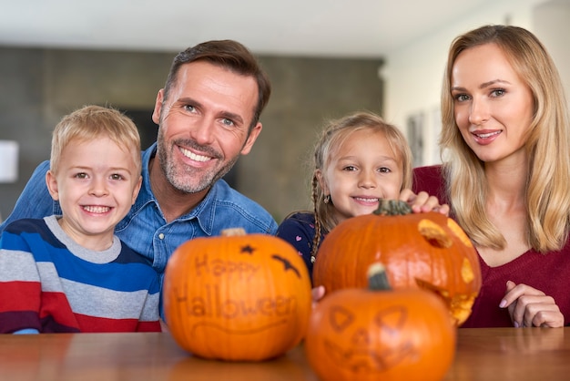 Retrato de uma família sorridente na hora do Halloween