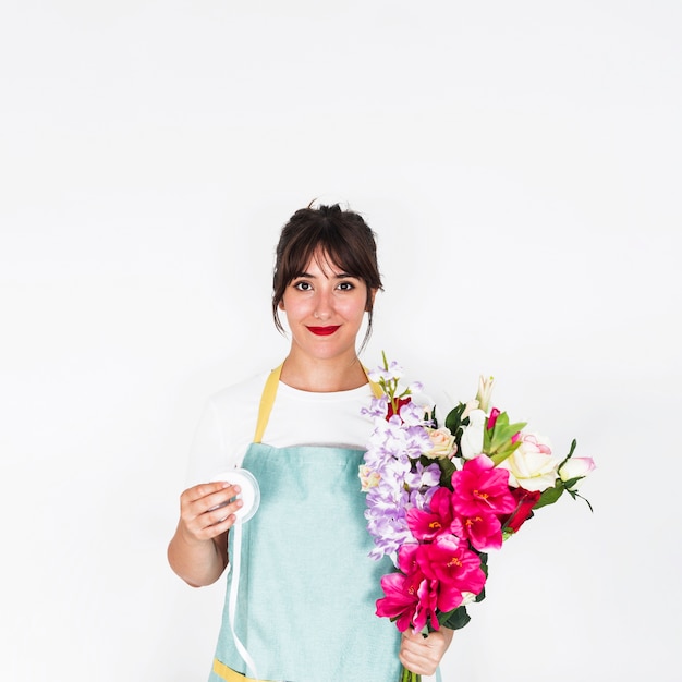 Foto grátis retrato de uma florista feminina com fita e ramo de flores