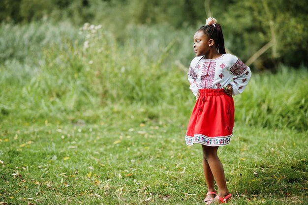 Retrato de uma garota africana em roupas tradicionais no parque