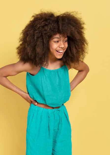 Foto grátis retrato de uma jovem adorável posando em um top fofo