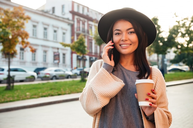 Retrato de uma jovem atraente, segurando a xícara de café