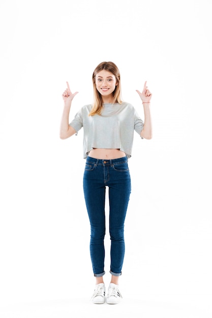 Foto grátis retrato de uma jovem bonita alegre em pé