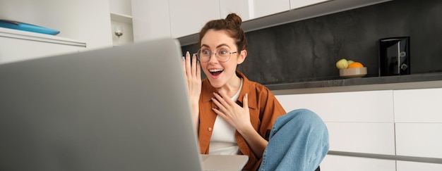 Foto grátis retrato de uma jovem bonita conversando on-line com um amigo em um laptop se conecta ao vídeo