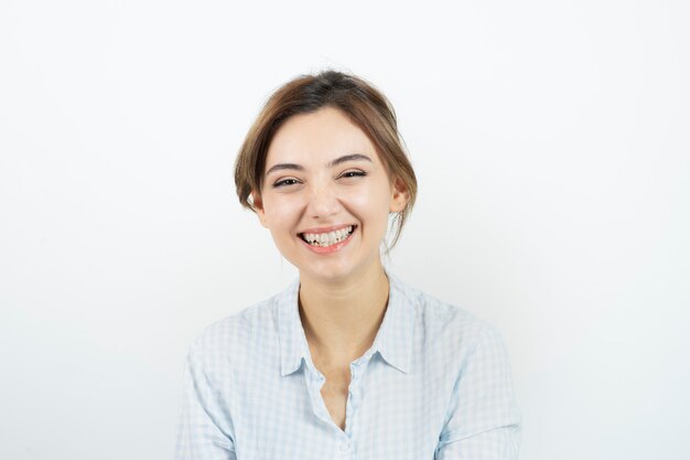 Retrato de uma jovem bonita em pé e sorrindo