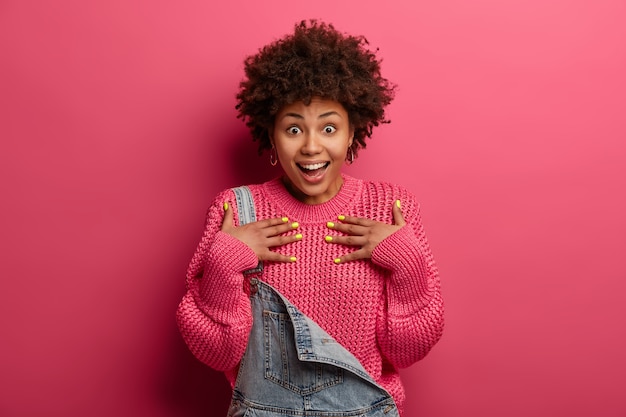 Foto grátis retrato de uma jovem bonita gesticulando