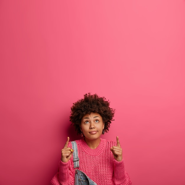 Retrato de uma jovem bonita gesticulando