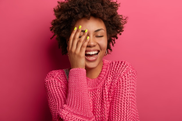 Retrato de uma jovem bonita gesticulando